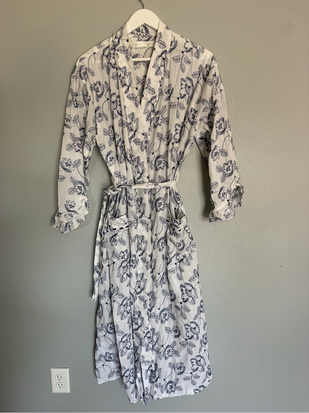 Eileen West white blue floral embroidered 100% cotton maxi robe size L/XL